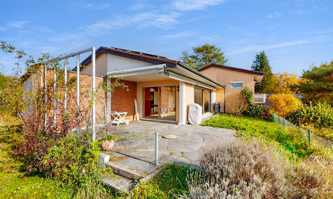 außenansicht mit property visible, terrasse, day time, und zaun