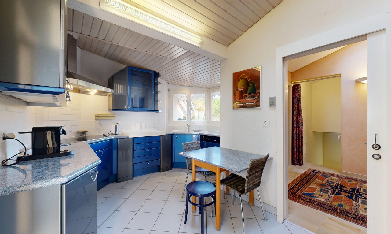 küche mit dunstabzugshaube, natural light, natürliches licht, inside property, und küchenrückwand beim Herd