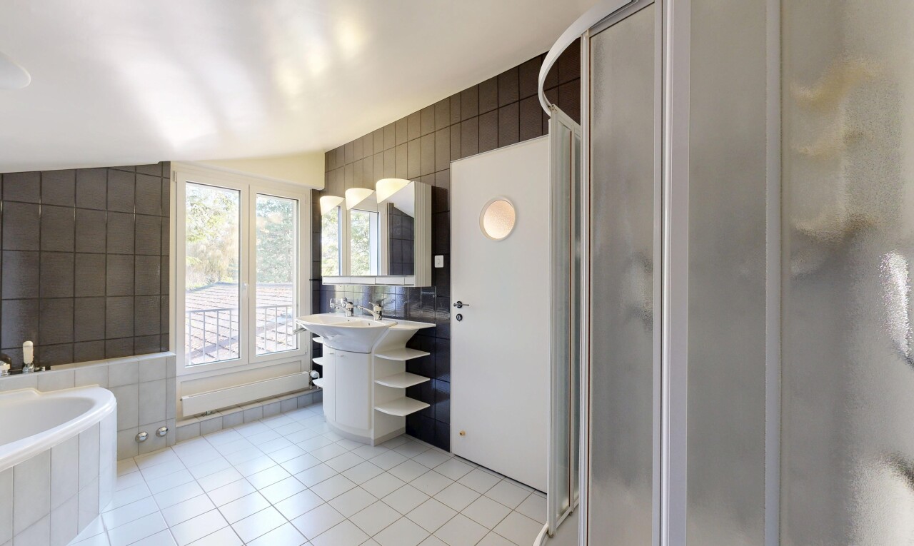 bad mit tile wall, fliesenwand, komplettes badezimmer, tile floor, und fliesenboden