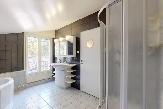 salle de bains avec tile wall, mur en carrelage, salle de bain complète, tile floor, et sol en carrelage