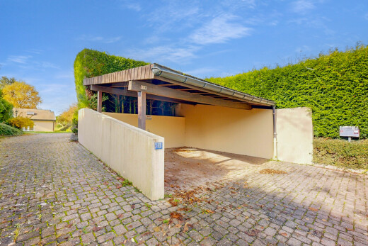 façade avec property visible, bardage en stuc, et day time