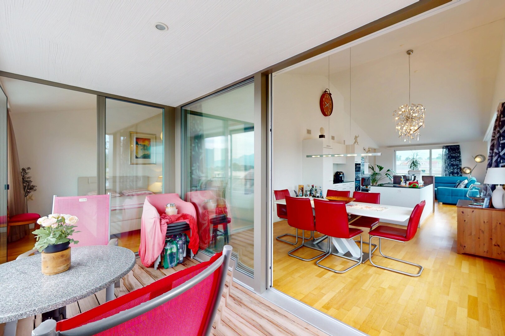 salon / salle à manger avec natural light, lumière naturelle, wood finish floor, sol en finition bois, et lustre remarquable
