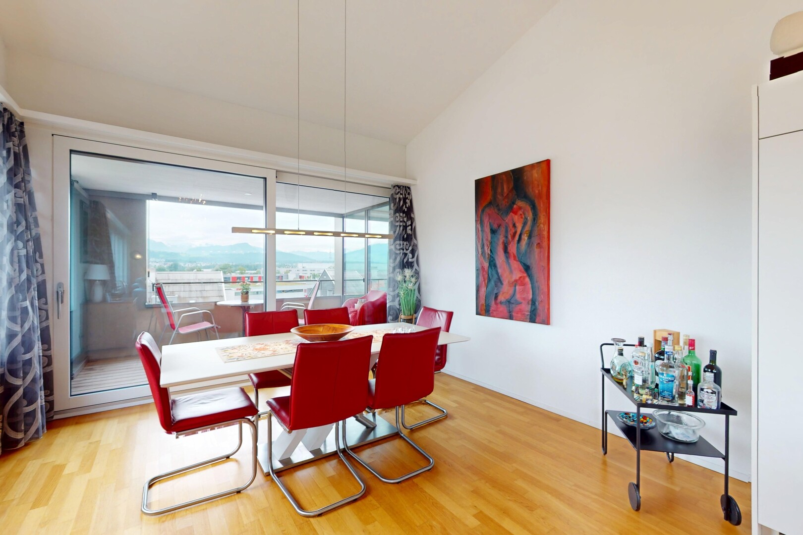 salle à manger avec natural light, lumière naturelle, wood finish floor, sol en finition bois, et drywall