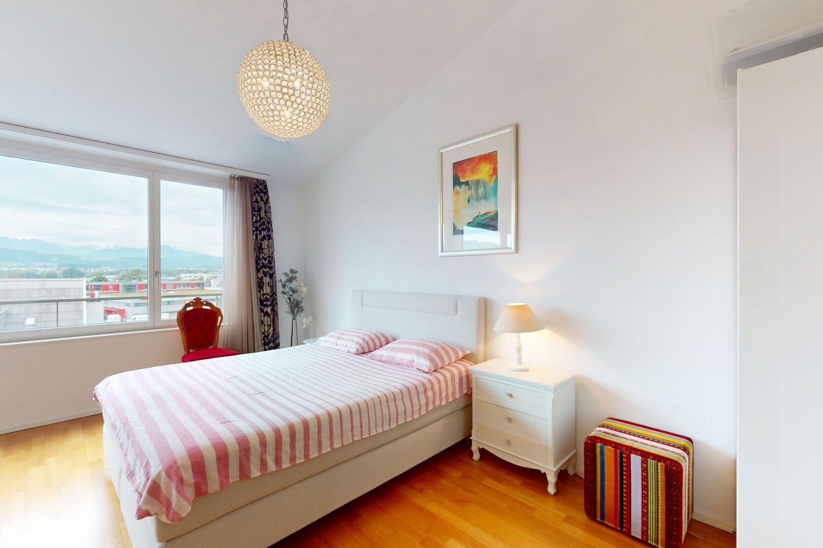 chambre avec sol en finition bois, wood finish floor, lumière naturelle, natural light, et plafond voûté