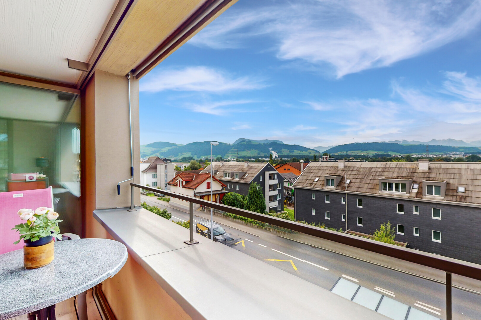 balcon avec balcon, mountain view, vue sur la montagne, day time, et from property