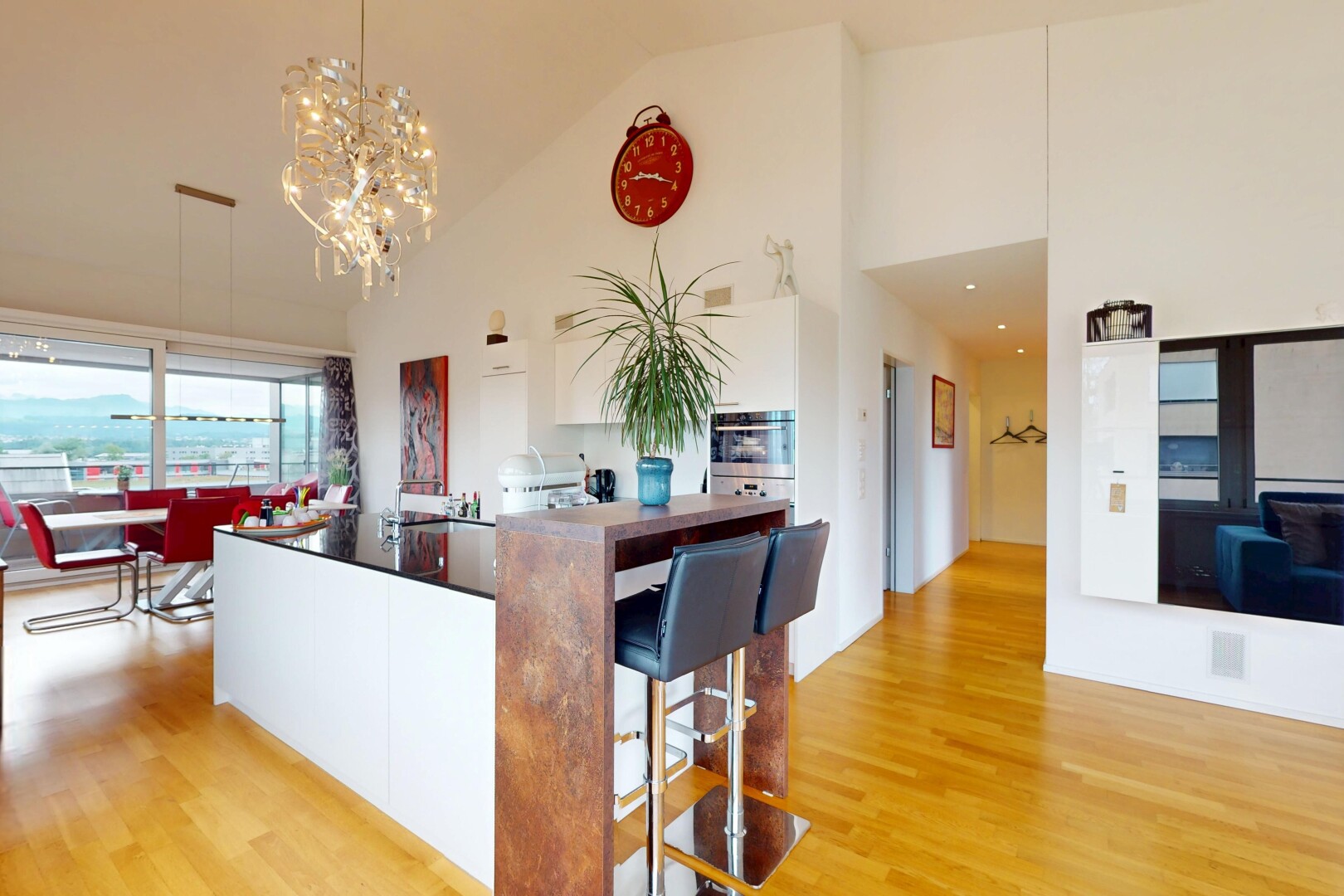 salon / salle à manger avec inside property, high ceiling, plafond haut, wood finish floor, et sol en finition bois