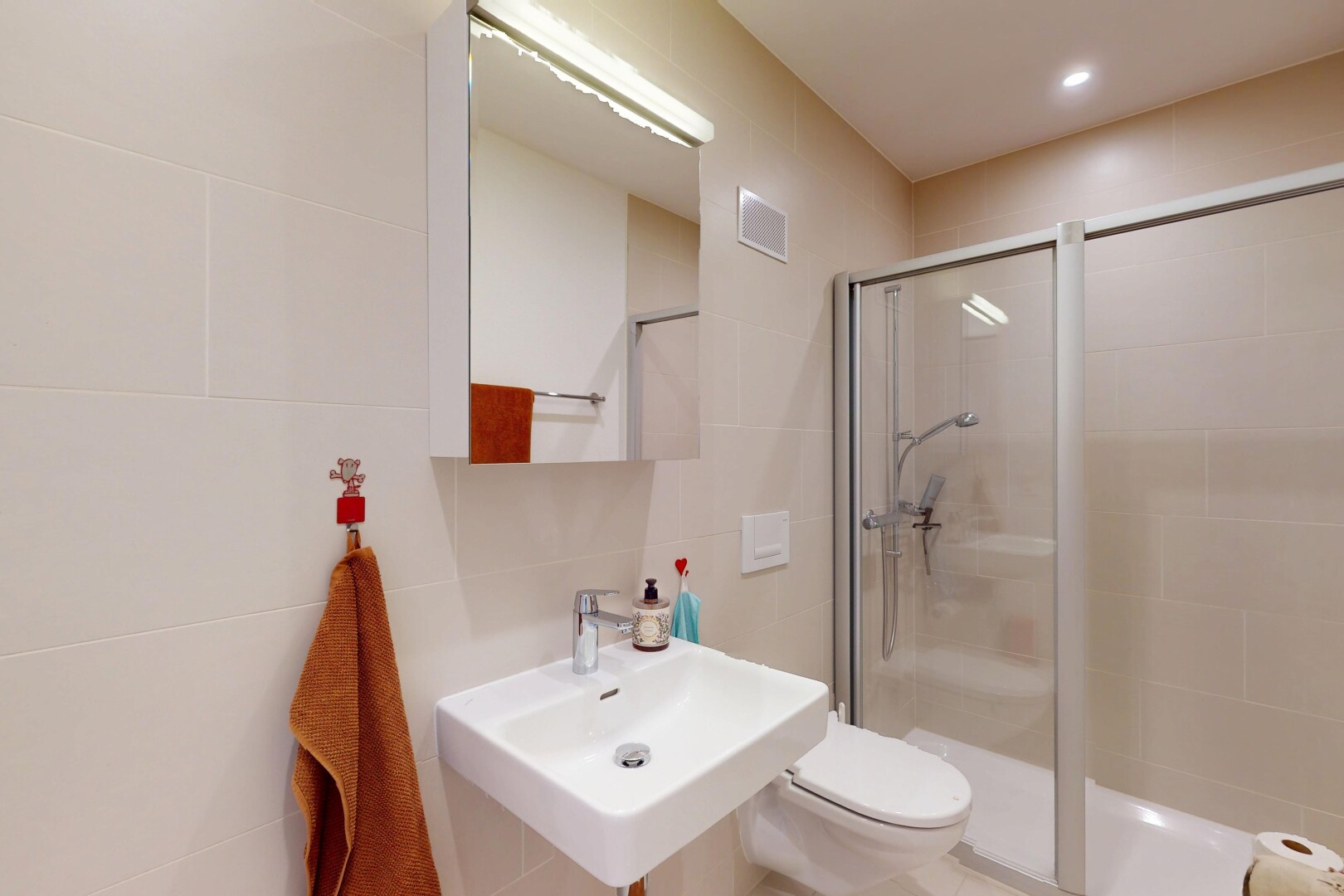salle de bains avec inside property, toilette, douche, miroir, et évier