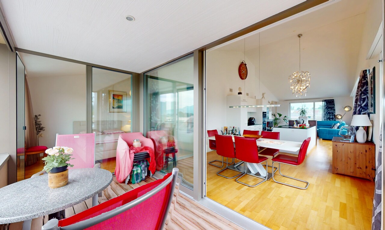 salon / salle à manger avec natural light, lumière naturelle, wood finish floor, sol en finition bois, et lustre remarquable