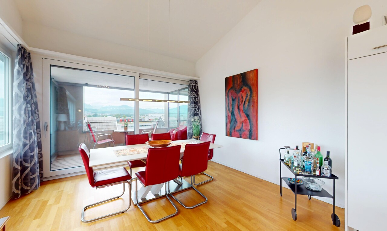 salle à manger avec natural light, lumière naturelle, wood finish floor, sol en finition bois, et drywall