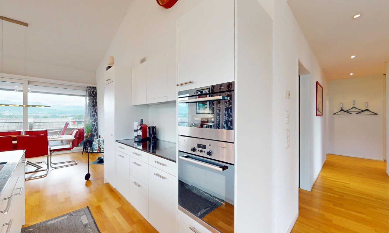 cuisine avec sol en finition bois, wood finish floor, four double, inside property, et armoires blanches