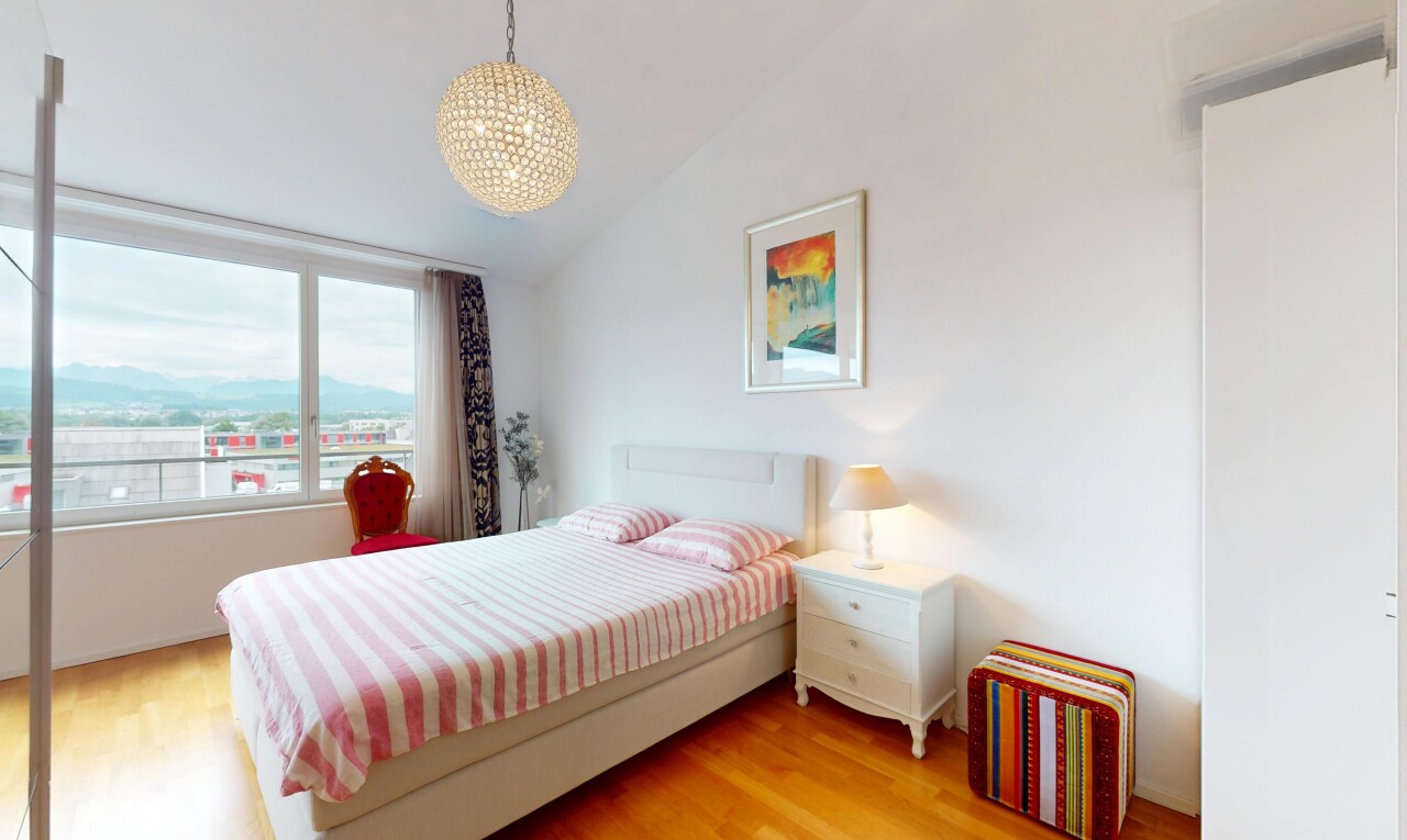 chambre avec sol en finition bois, wood finish floor, lumière naturelle, natural light, et plafond voûté