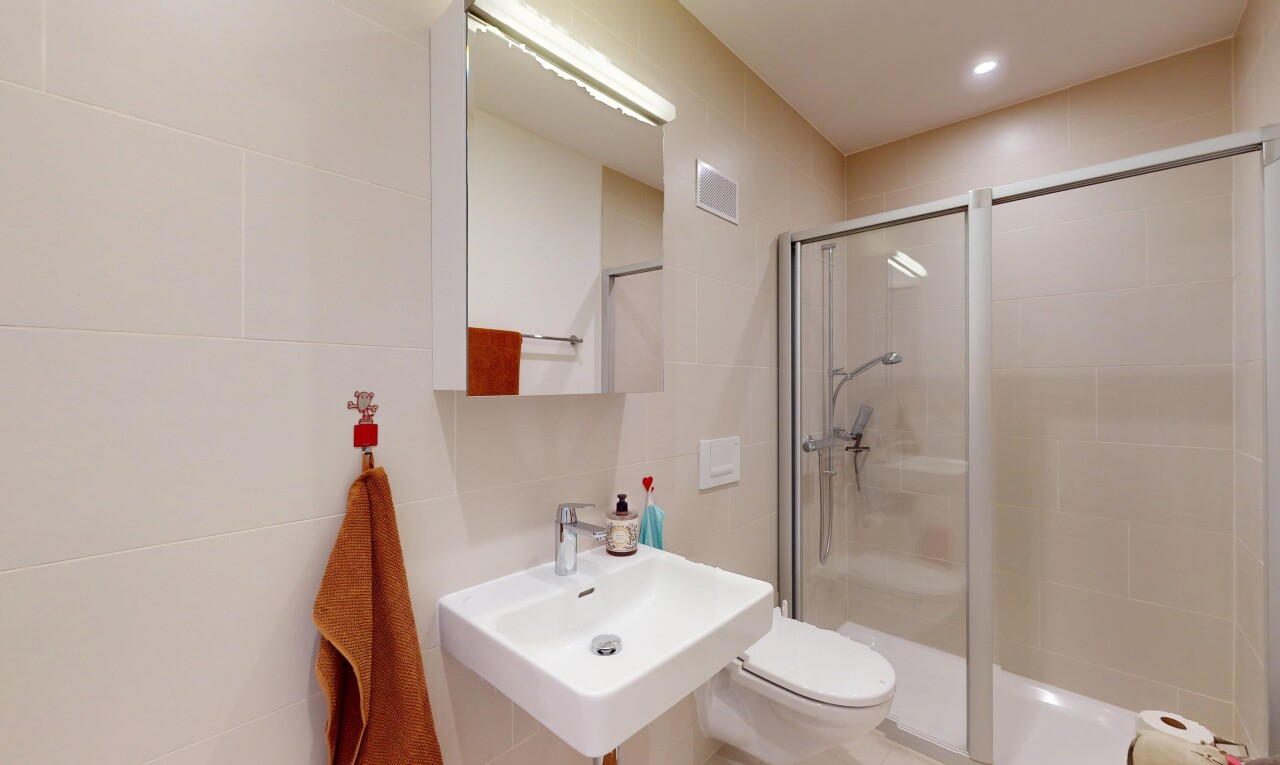 salle de bains avec inside property, toilette, douche, miroir, et évier