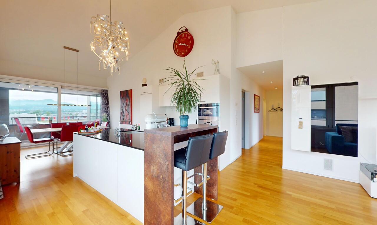 salon / salle à manger avec inside property, high ceiling, plafond haut, wood finish floor, et sol en finition bois