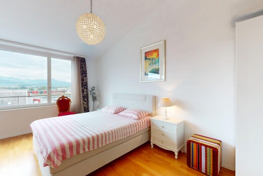 zimmer / schlafzimmer mit holzfußboden, wood finish floor, natürliches licht, natural light, und dachschräge