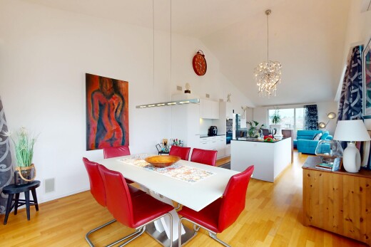 wohn- / esszimmer mit vaulted ceiling, dachschräge, wood finish floor, holzfußboden, und inside property