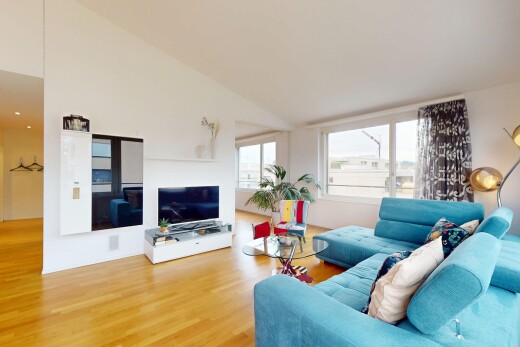 wohnzimmer mit wood finish floor, holzfußboden, inside property, natural light, und natürliches licht