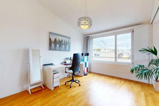 büro mit natürliches licht, natural light, inside property, gipskartonwand, und holzfußboden