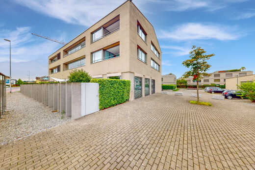 außenansicht mit day time, zaun, und parkplatz