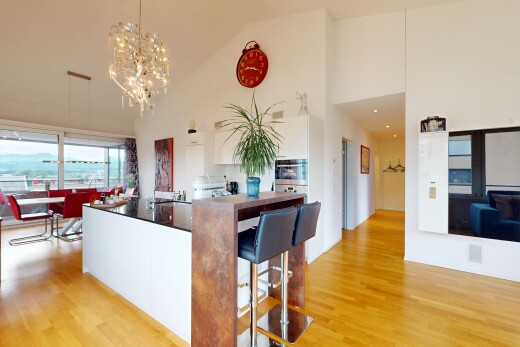 wohn- / esszimmer mit inside property, high ceiling, hohe decke, wood finish floor, und holzfußboden