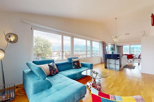 wohn- / esszimmer mit wood finish floor, holzfußboden, natural light, natürliches licht, und bemerkenswerter kronleuchter