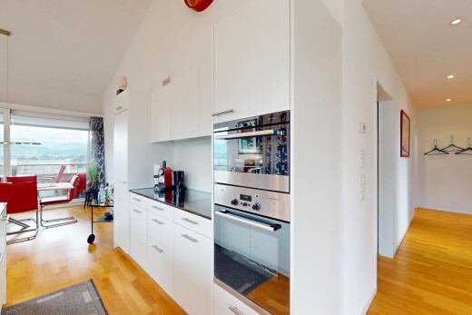 küche mit holzfußboden, wood finish floor, doppel backofen, inside property, und weiße schränke