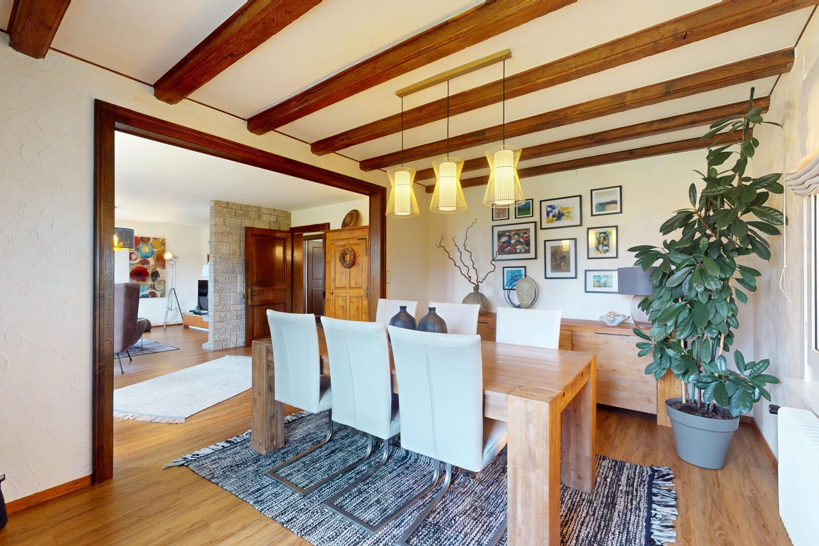 salle à manger avec beamed ceiling, plafond à poutres, inside property, radiateur, et wood finish floor