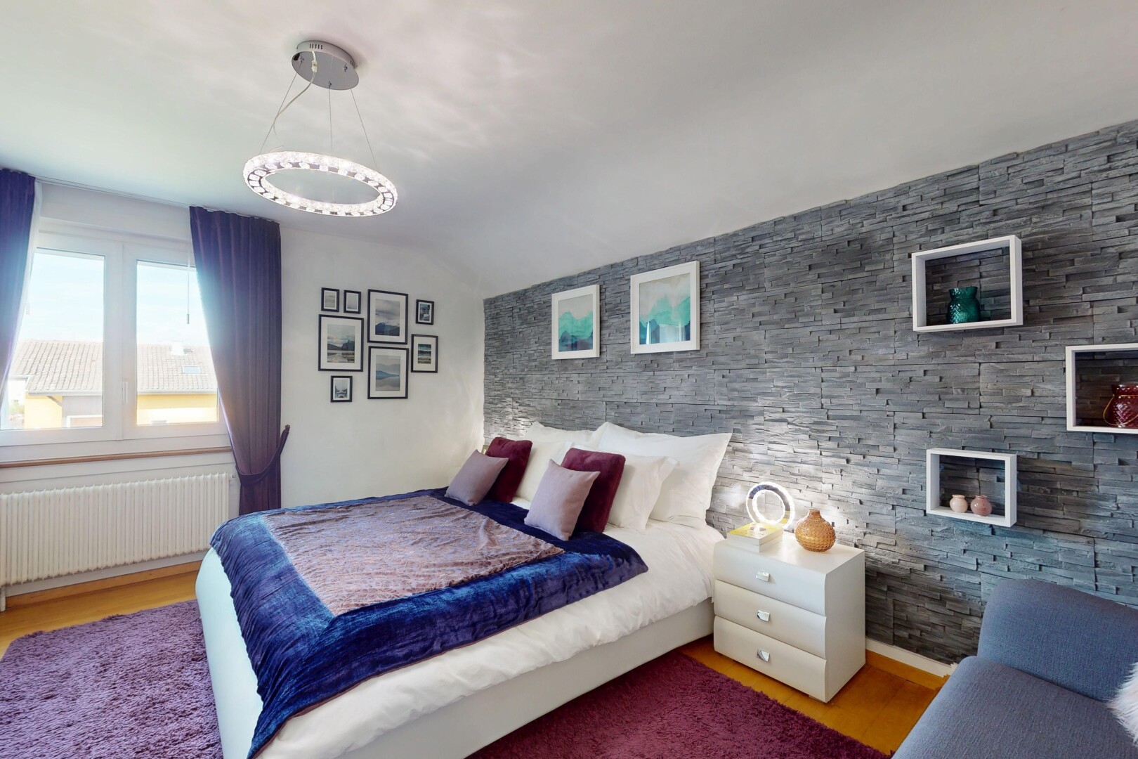 chambre avec stone wall, mur en pierre, radiateur, inside property, et accent wall