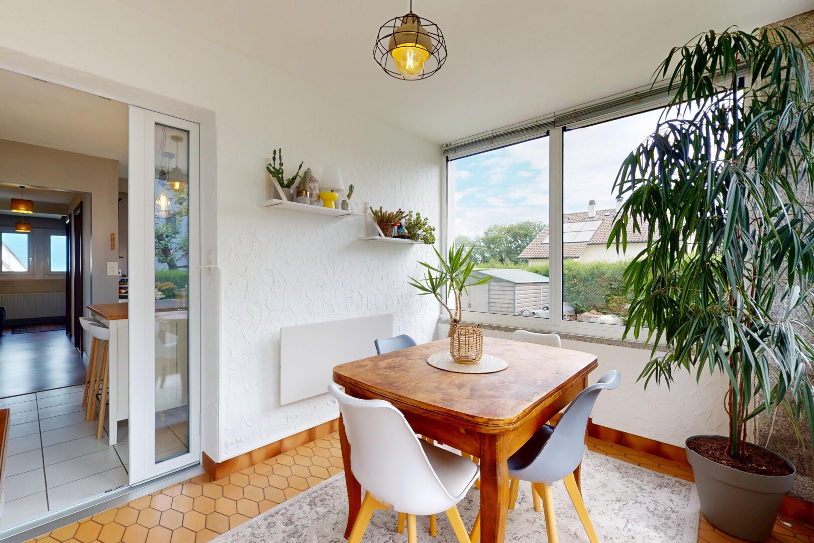 salle à manger avec natural light, lumière naturelle, day time, baseboards wall, et plinthes murales