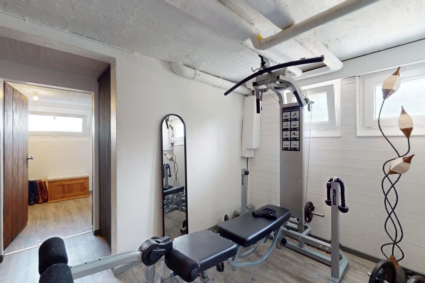 gym avec natural light, lumière naturelle, drywall, cloison sèche, et inside property