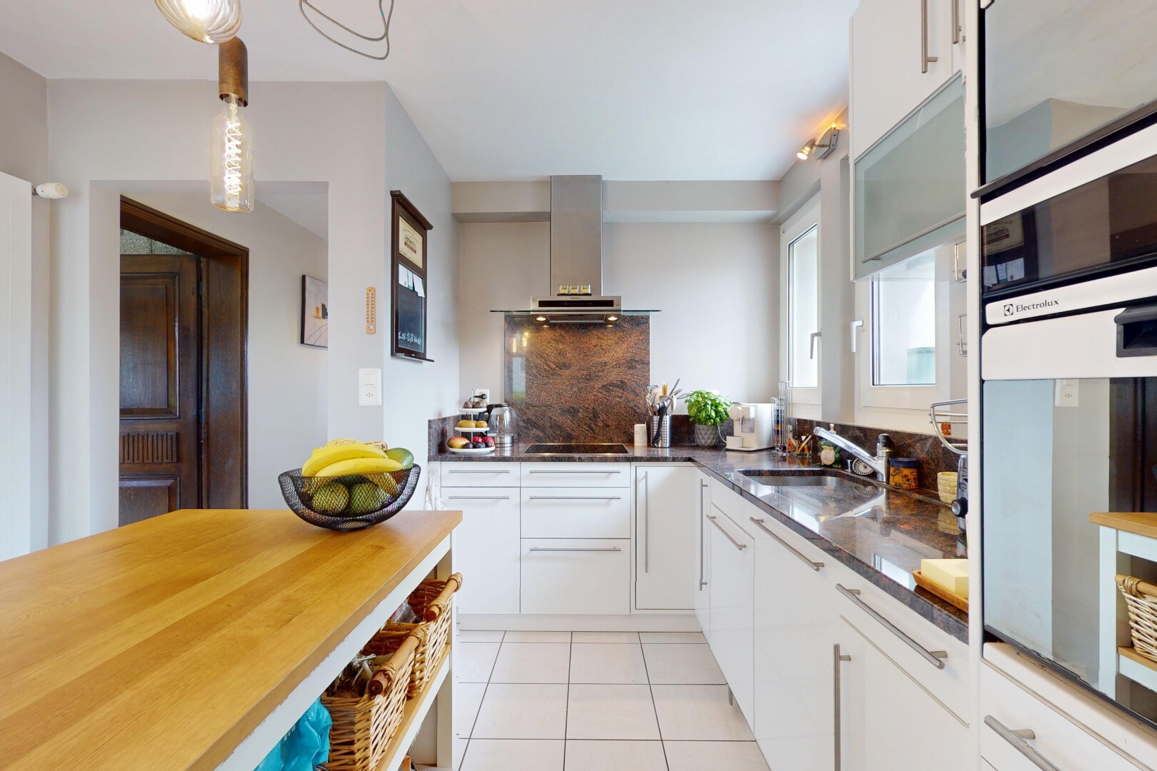 cuisine avec four, inside property, hotte, tile floor, et sol en carrelage