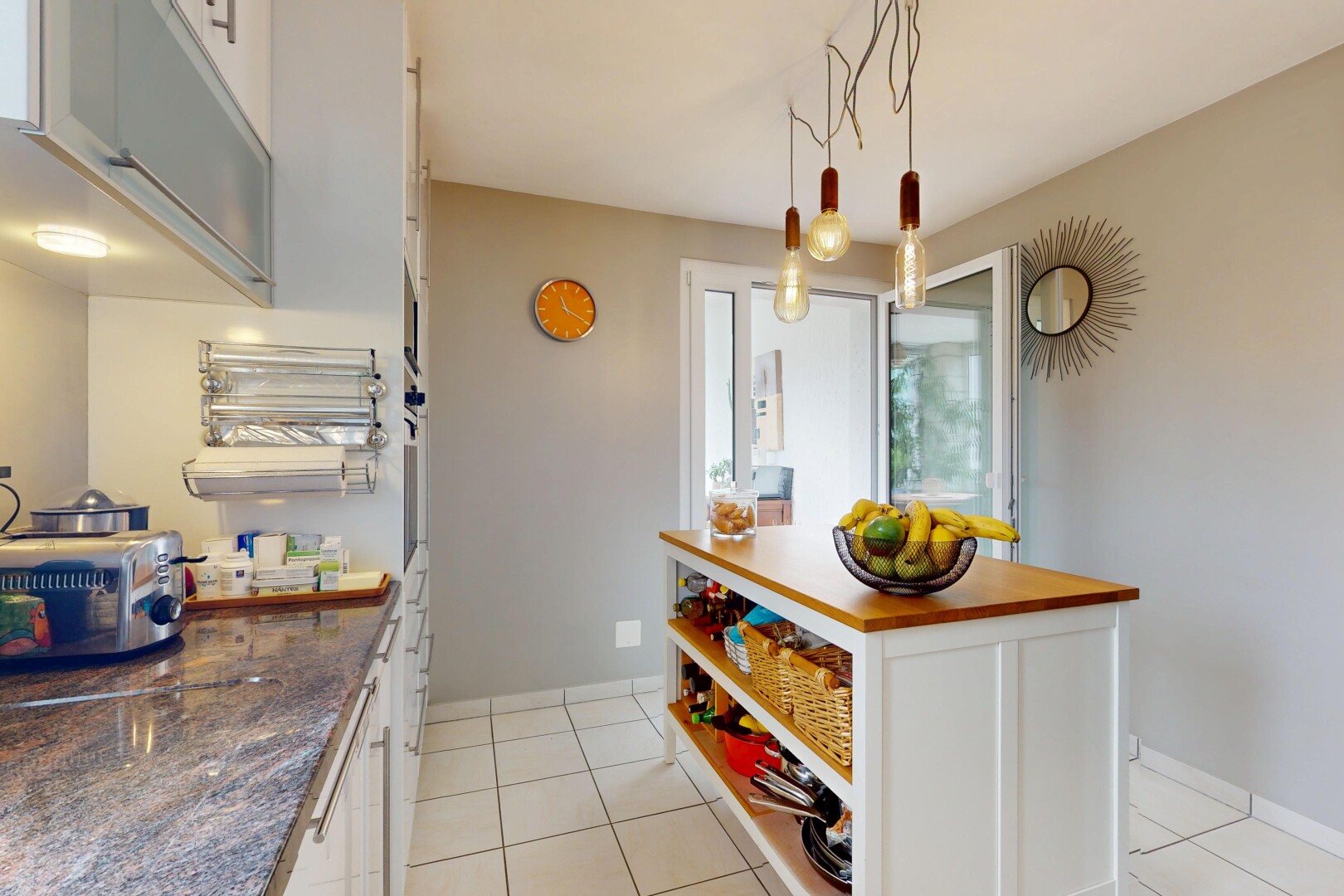 cuisine avec inside property, drywall, cloison sèche, natural light, et lumière naturelle