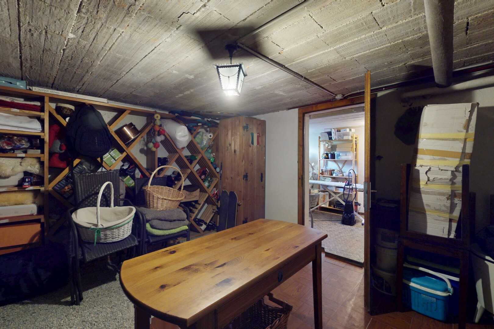 salle à manger avec low ceiling, plafond bas, et inside property