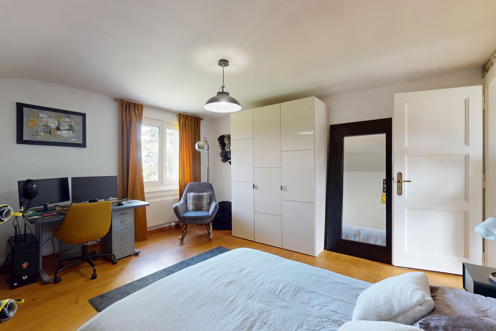 chambre avec natural light, lumière naturelle, radiateur, inside property, et wood finish floor