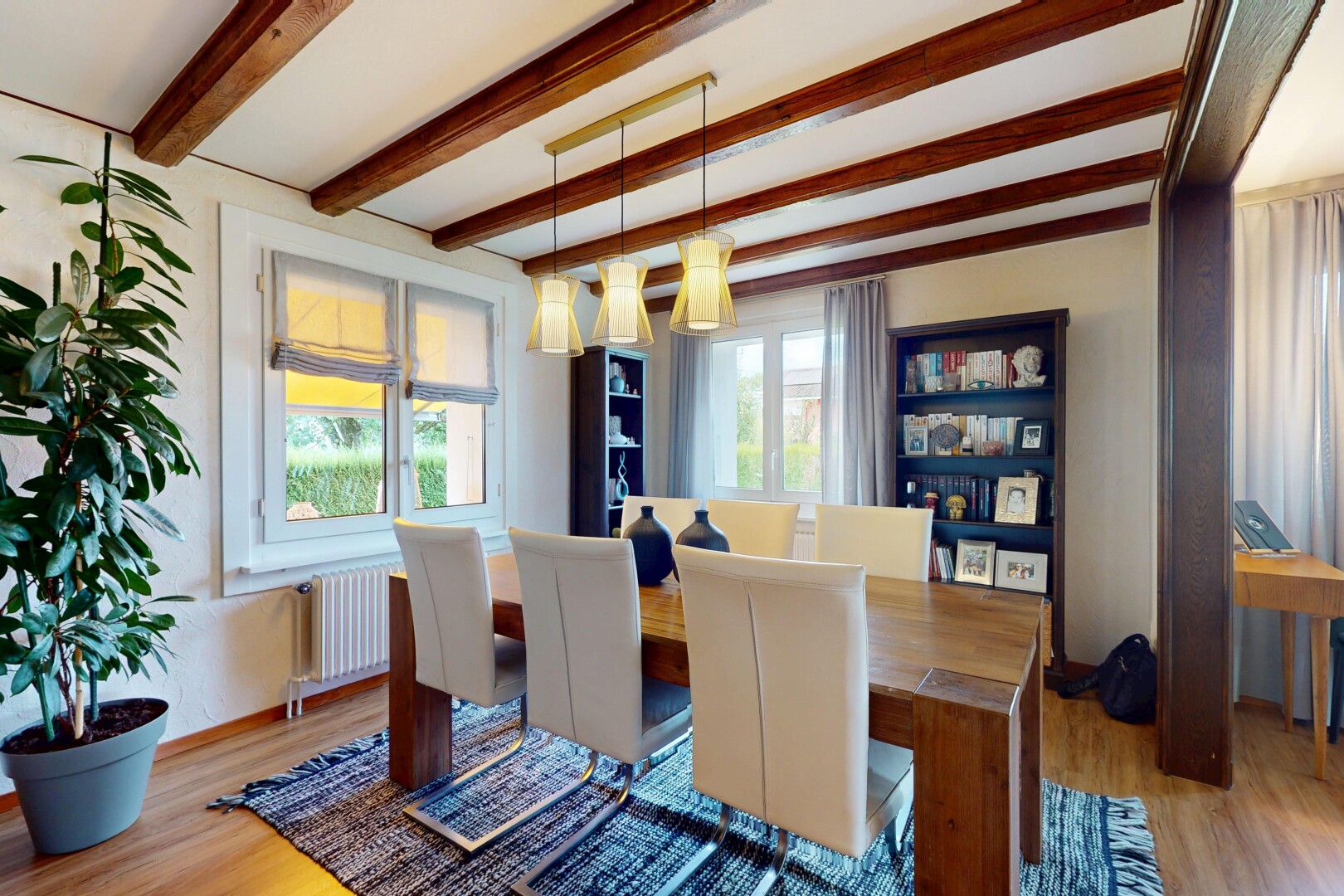 salle à manger avec natural light, lumière naturelle, inside property, beamed ceiling, et plafond à poutres