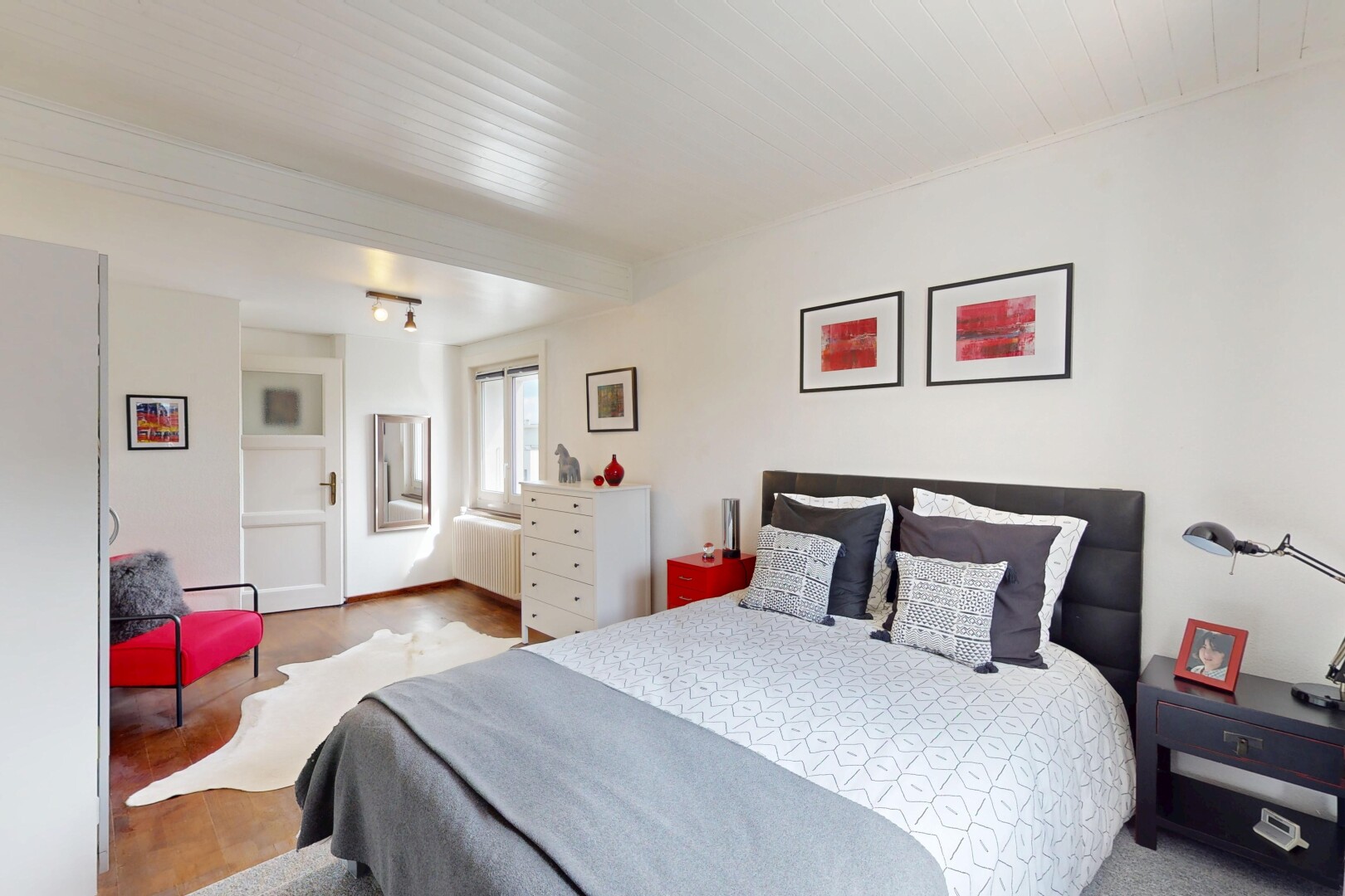 chambre avec inside property, wood finish floor, sol en finition bois, drywall, et cloison sèche