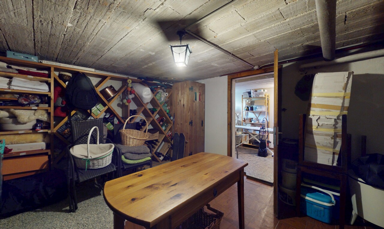 salle à manger avec low ceiling, plafond bas, et inside property