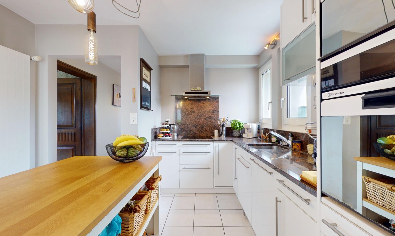 cuisine avec four, inside property, hotte, tile floor, et sol en carrelage