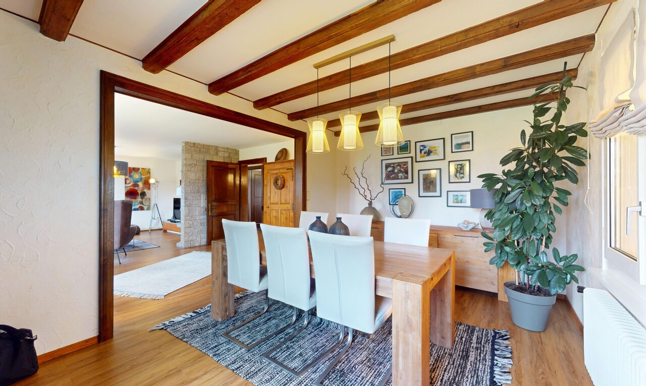 salle à manger avec beamed ceiling, plafond à poutres, inside property, radiateur, et wood finish floor