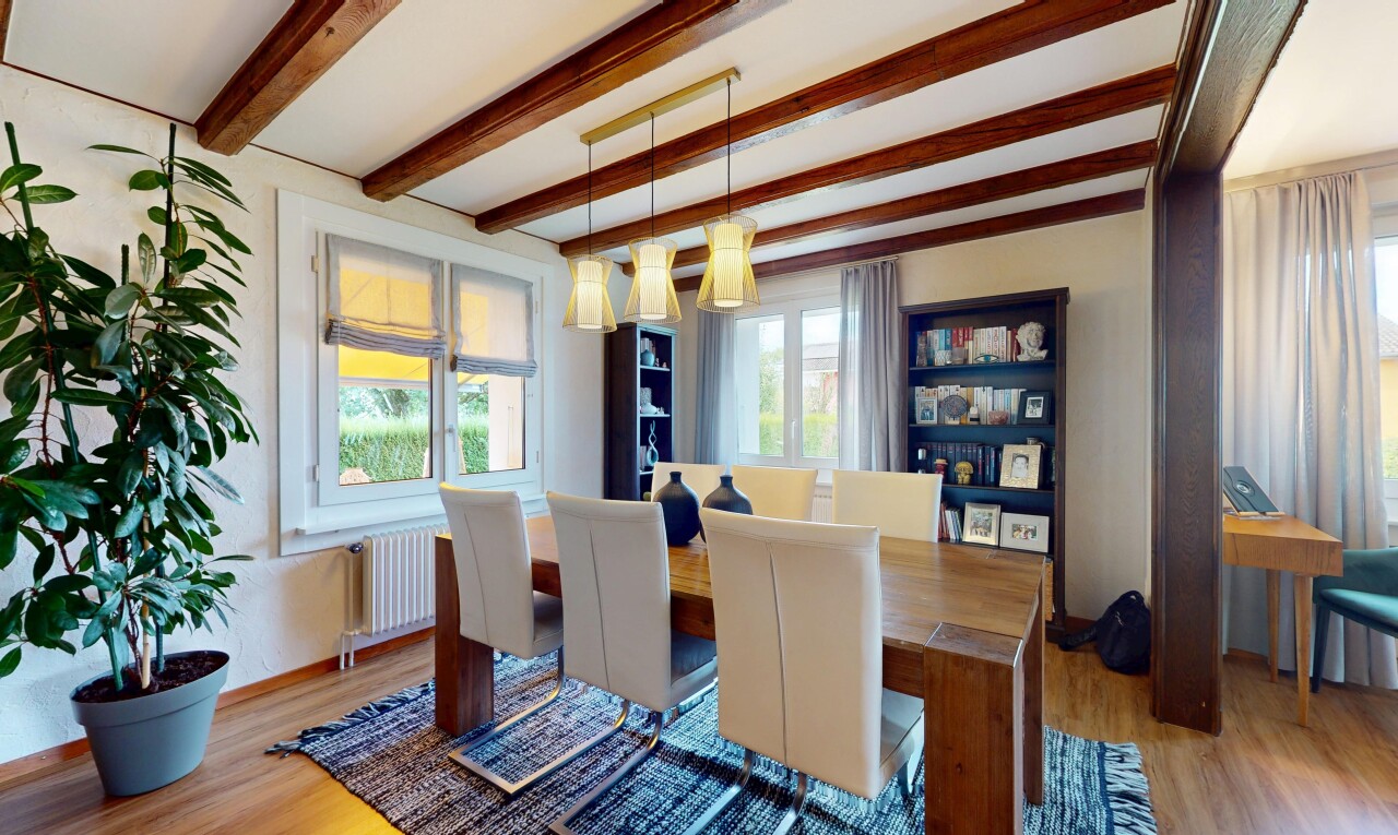 salle à manger avec natural light, lumière naturelle, inside property, beamed ceiling, et plafond à poutres