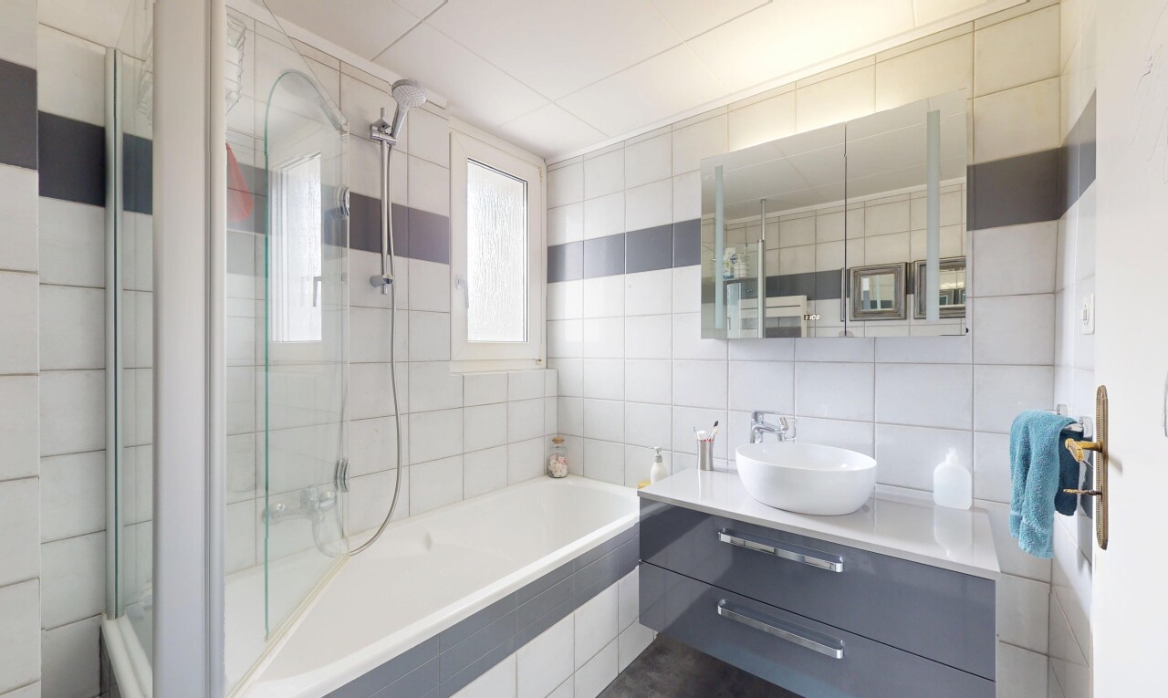 salle de bains avec tile wall, mur en carrelage, natural light, lumière naturelle, et tile tub