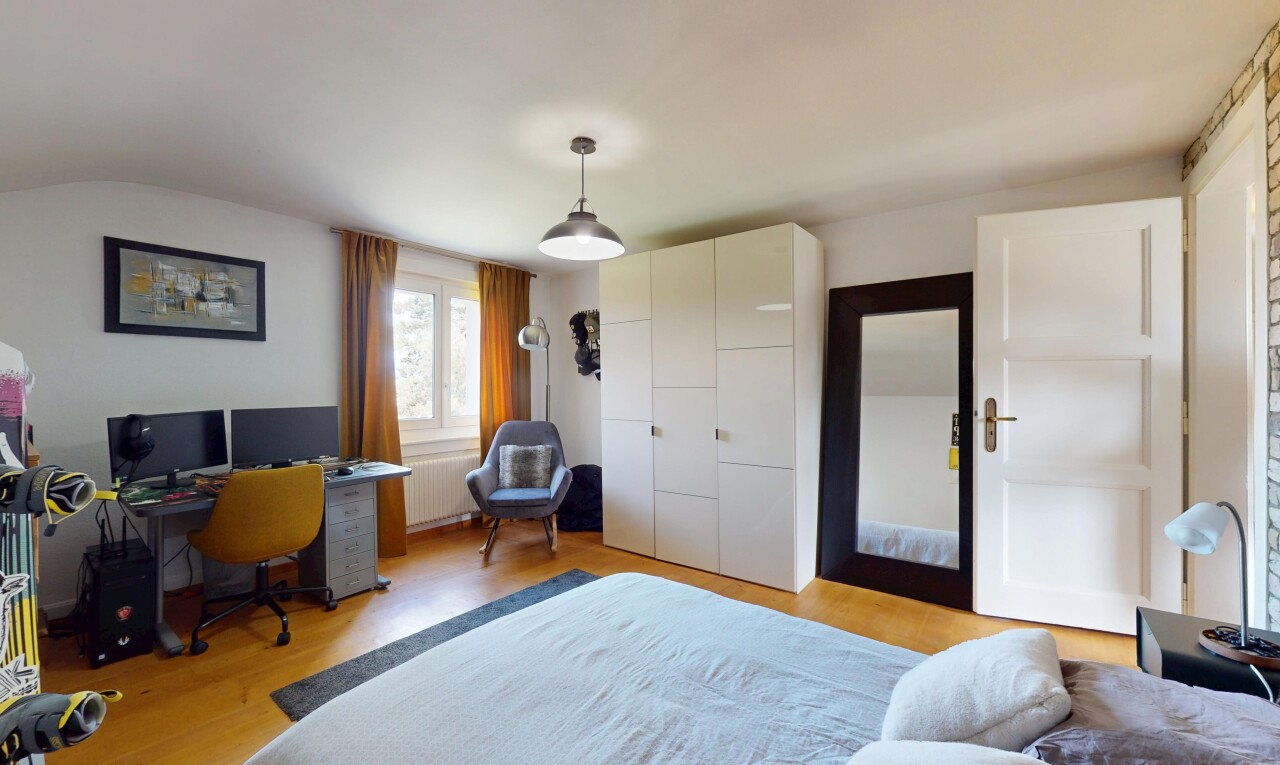 chambre avec natural light, lumière naturelle, radiateur, inside property, et wood finish floor