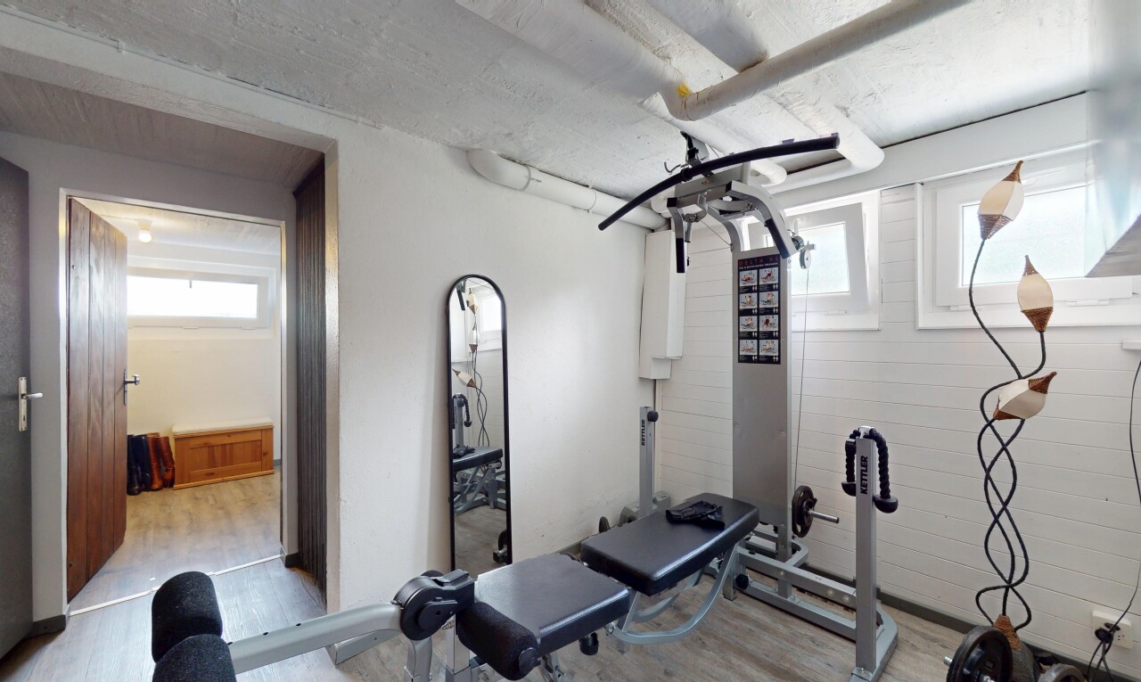 gym avec natural light, lumière naturelle, drywall, cloison sèche, et inside property