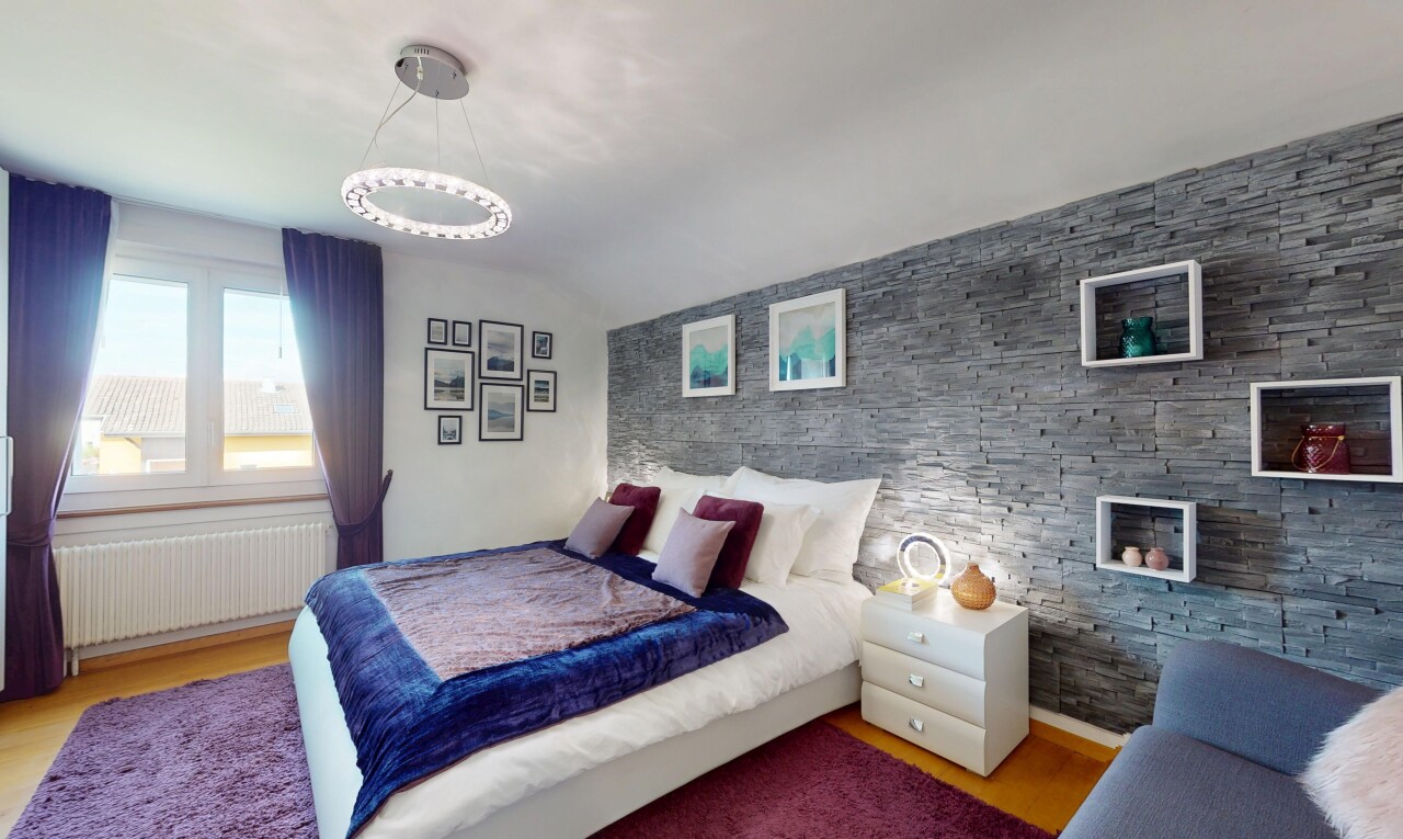chambre avec stone wall, mur en pierre, radiateur, inside property, et accent wall