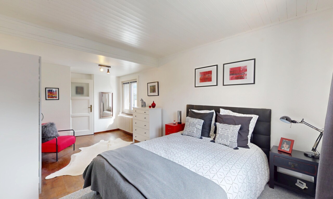 chambre avec inside property, wood finish floor, sol en finition bois, drywall, et cloison sèche
