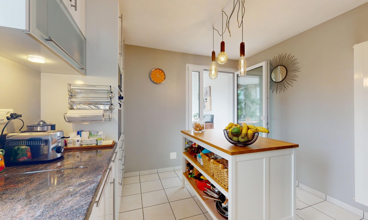 cuisine avec inside property, drywall, cloison sèche, natural light, et lumière naturelle