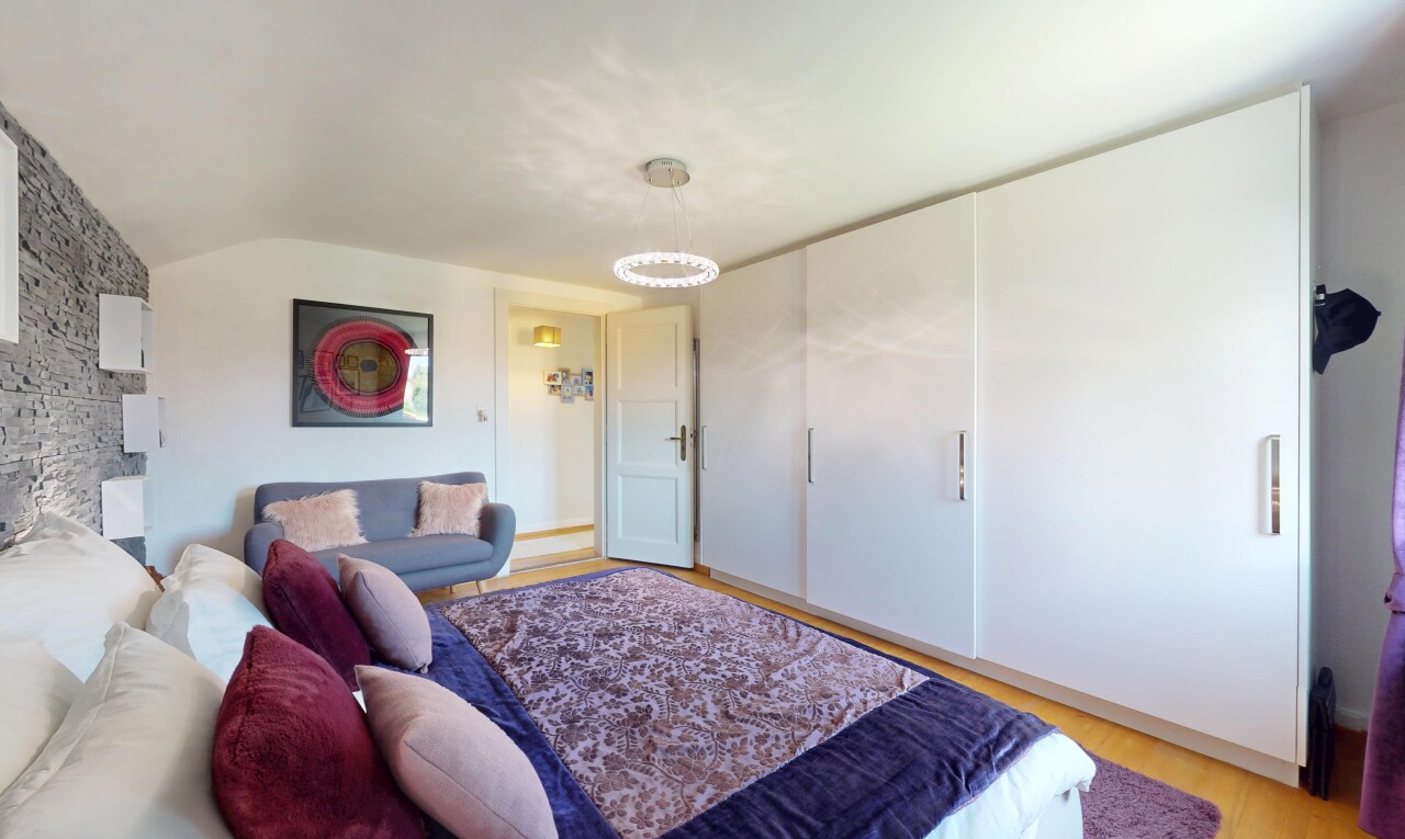 chambre avec inside property, vaulted ceiling, plafond voûté, wood finish floor, et sol en finition bois