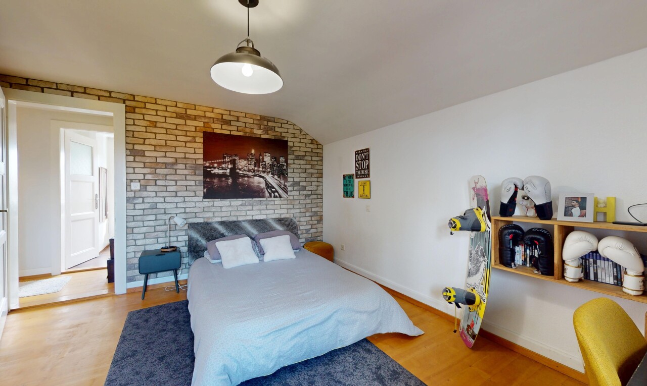 chambre avec inside property, vaulted ceiling, plafond voûté, wood finish floor, et sol en finition bois