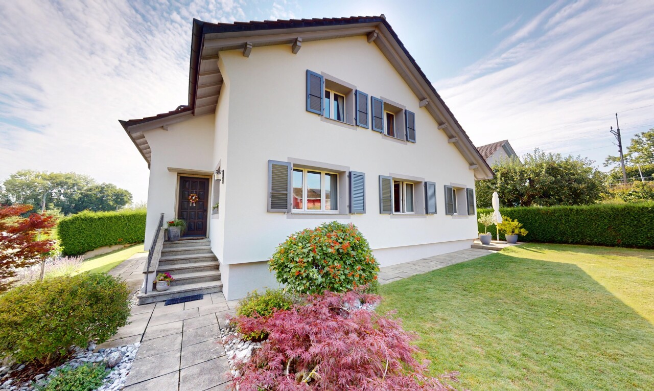 façade avec perron, property visible, pelouse, bardage en stuc, et day time