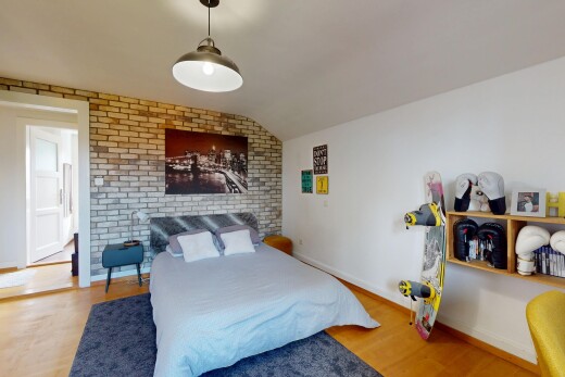 zimmer / schlafzimmer mit inside property, vaulted ceiling, dachschräge, wood finish floor, und holzfußboden