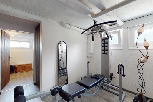 fitnessstudio mit natural light, natürliches licht, drywall, gipskartonwand, und inside property